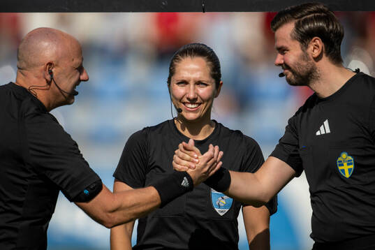 Domare Ulrica Löv med assisterande domare Bendik