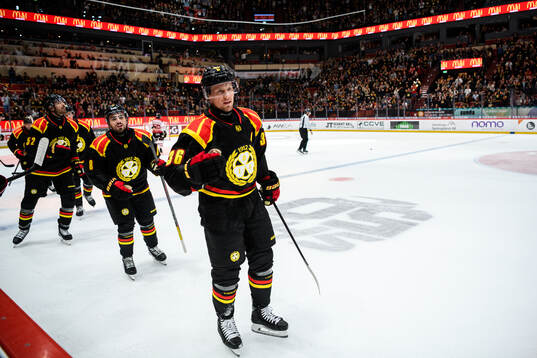Brynäs Linus Ölund jublar med lagkamrater