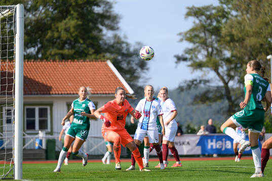 Malmö FFs målvakt Moa Öhman och Alingsås Tove Lorén