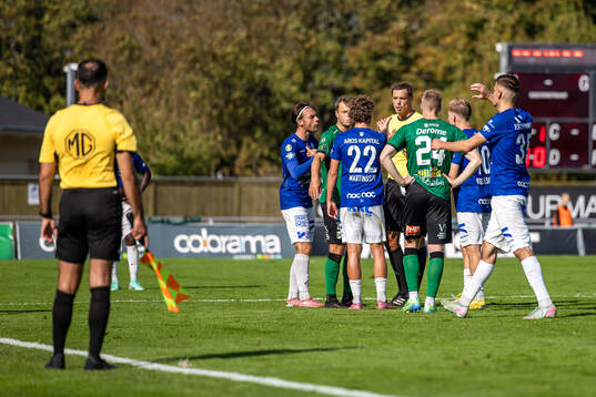 Spelarna i diskussion med Domare Magnus Lindgren