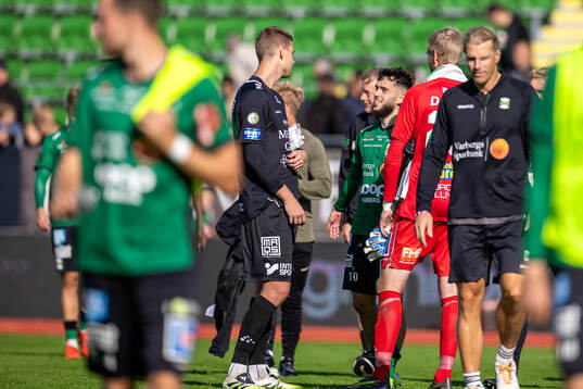 Varbergs Laorent Shabani och Trelleborgs målvakt Mathias