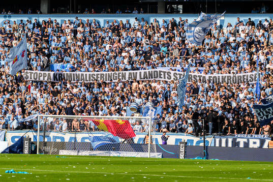 Malmös supportrar med en banderoll