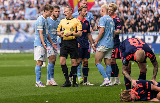 Malmö FFs Hugo Bolin och Domare Fredrik Klitte