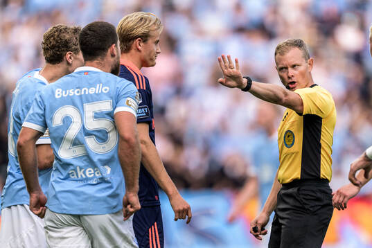 Malmö FFs Gabriel Busanello och Domare Fredrik Klitte