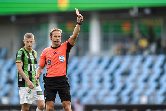 Domare Kristoffer Karlsson visar rött kort