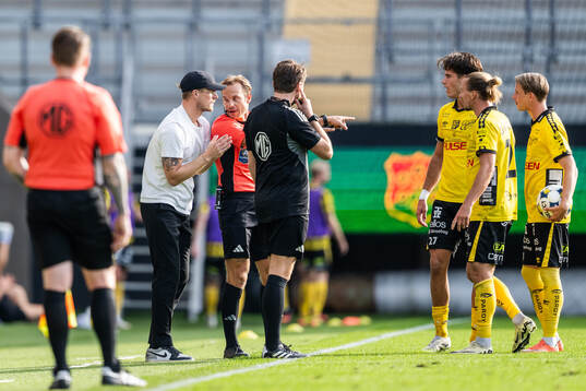Elfsborgs tränare Oscar Hiljemark i diskussion med domare