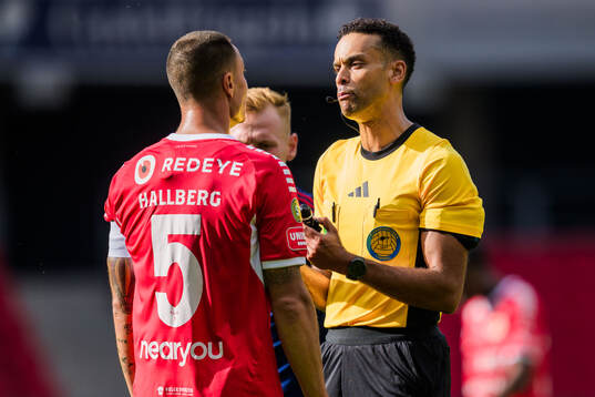 Kalmars Melker Hallberg och Domare Farouk nehdi