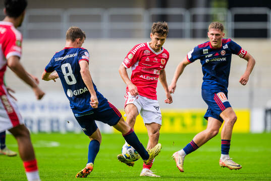 Sandvikens IFs Daniel Söderberg och Kalmars Camil Jebara