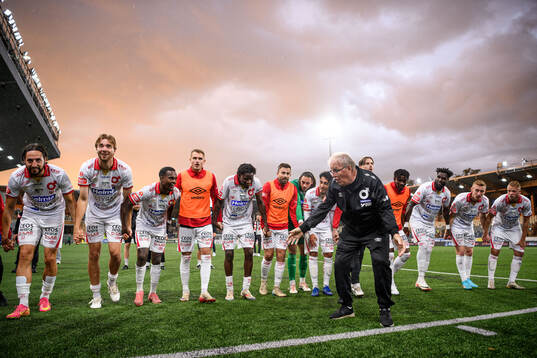 Degerfors spelare och lagledare Stig "Stisse" Ekman jublar