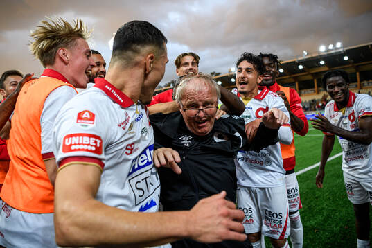 Degerfors spelare och lagledare Stig "Stisse" Ekman jublar