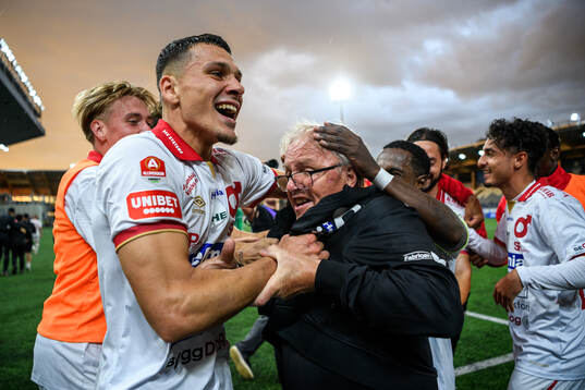 Degerfors spelare och lagledare Stig "Stisse" Ekman jublar