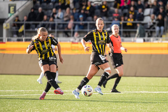 Häckens Matilda Nildén gör 3-0 bredvid Anna Anvegård