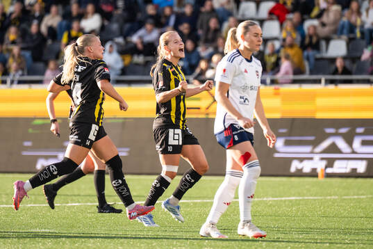 Häckens Matilda Nildén och Anna Anvegård jublar
