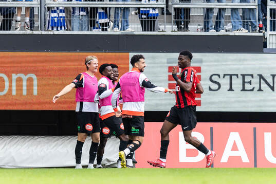 Brommapojkarnas Ezekiel Alladoh jublar