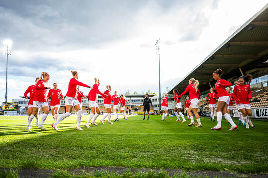 Nea Emilia Lehtola and Josefine Birkelund of Brann warms up