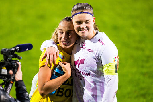 Rikke Bogetveit Nygard of LSK Kvinner and Signe Gaupset of