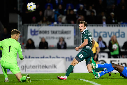 Värnamos målvakt Hugo Keto och Halmstads Villiam Granath