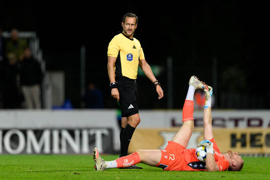 Domare Victor Wolf och Halmstads målvakt Tim Erlandsson