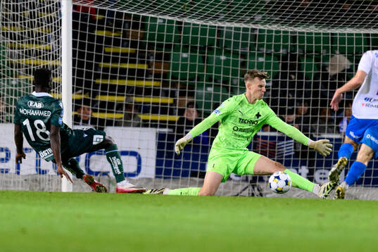 Halmstads Naeem Mohammed mot Värnamos målvakt Hugo Keto