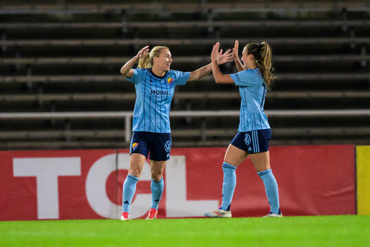 Djurgårdens Mimmi Larsson och Lucia Duras jublar