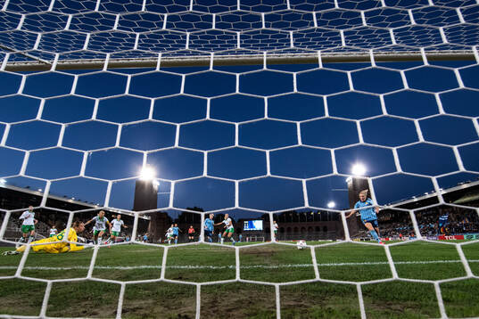 Djurgårdens Mimmi Larsson gör 1-0 bakom Hammarbys