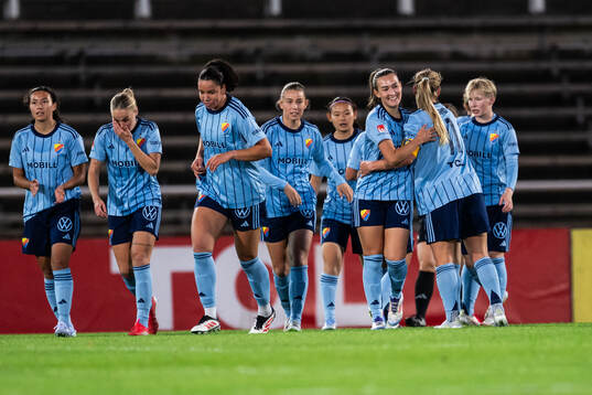 Djurgårdens Lucia Duras och Therese Åsland jublar