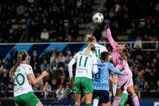 Djurgårdens målvakt Anna Aurora Koivunen mot Hammarbys