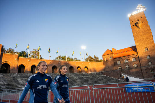 Djurgårdens Mimmi Larsson och Elsa Pelgander