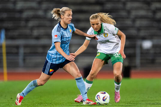 Djurgårdens Mimmi Larsson och Hammarbys Smilla Holmberg
