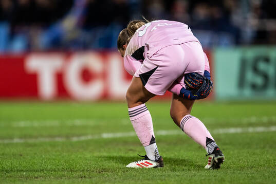 Djurgårdens målvakt Anna Aurora Koivunen har ont