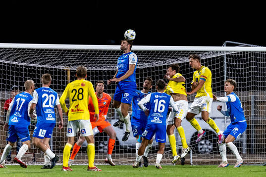 Oddevolds Erik Hedenquist nickar en hörna