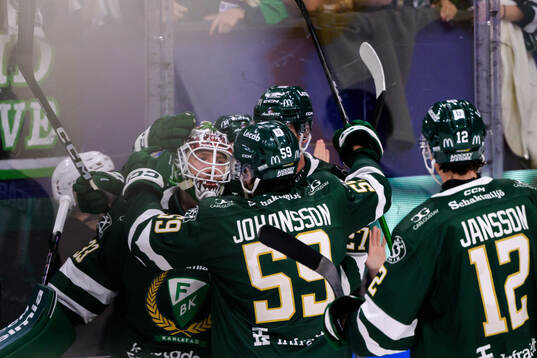 Färjestads målvakt Emil Larmi och Linus Johansson jublar