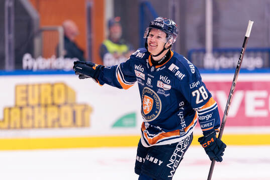 Växjös Hugo Gustafsson jublar