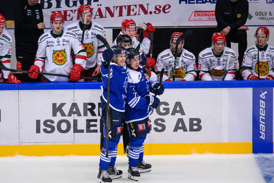 Karlskogas Tim Barkemo och Leevi Viitala jublar