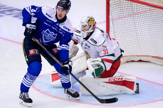 Karlskogas Jonatan Harju och Moras målvakt Marcus Hellgren