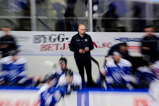 Karlskogas tränare Dennis Hall