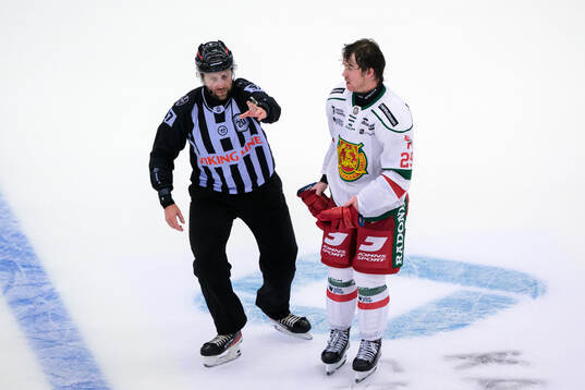 Linjedomare Filip Löwgren och Moras Connor MacEachern