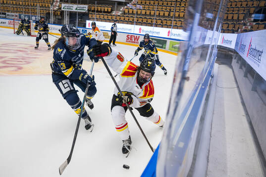 HV71s Julia Nearis och Brynäs Tilde Sundnäs Grillfors
