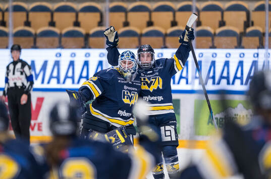 HV71s målvakt Stephanie Neatby och Julia Nearis jublar