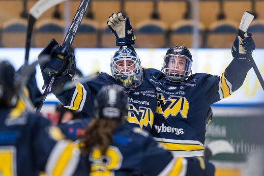 HV71s målvakt Stephanie Neatby och Julia Nearis jublar