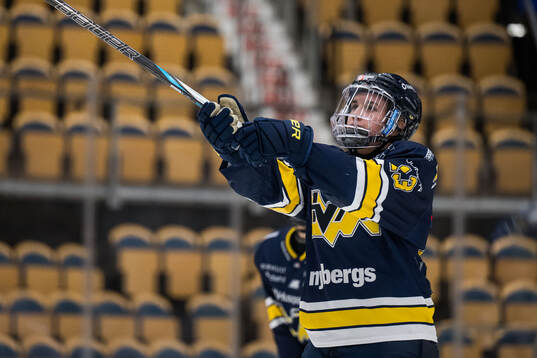 HV71s Julia Nearis jublar