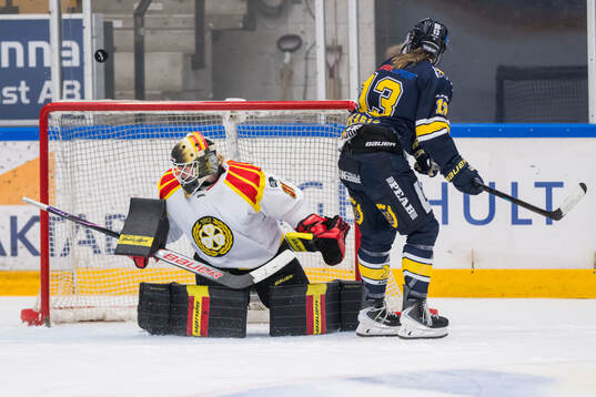 Brynäs målvakt Ena Nystrøm och HV71s Julia Nearis