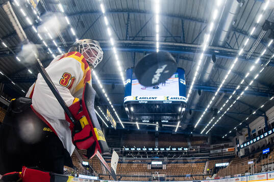 Brynäs målvakt Ena Nystrøm HV71s Julia Nearis (ej i