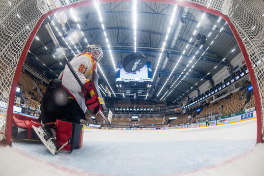 Brynäs målvakt Ena Nystrøm HV71s Julia Nearis (ej i