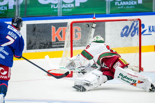 Oskarshamns Pontus Näsén och Modos målvakt Edvin Olofsson