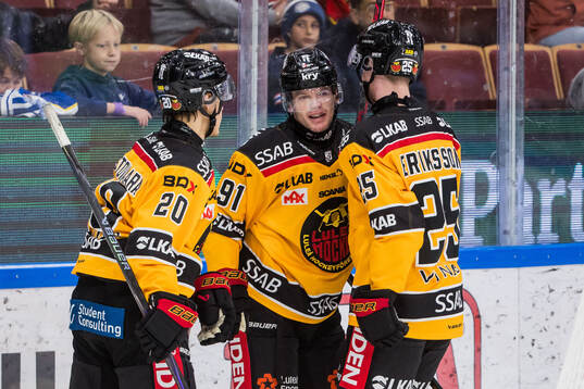 Luleås Brian O'Neill jublar med Casper Juustovaara