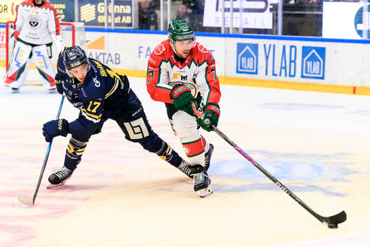 HV71s Isac Brännström och Frölundas Henrik Tömmernes