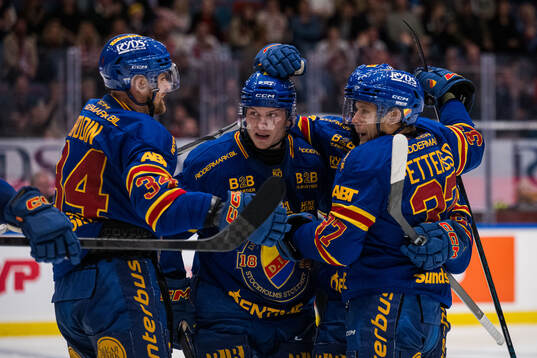 Djurgårdens Jesper Pettersson jublar med Daniel Brodin och