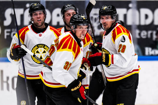 Brynäs Jakob Silfverberg och Johannes Kinnvall jublar