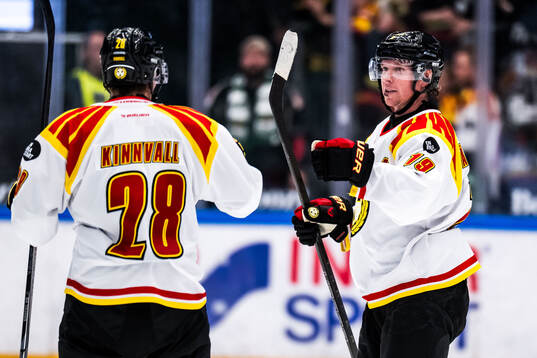 Brynäs Johannes Kinnvall och Nicklas Bäckström jublar